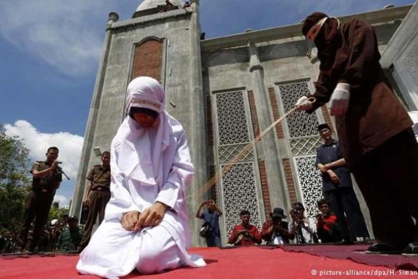 Perempuan Muda Aceh Pingsan Saat Jalani Hukum Cambuk
