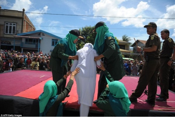Perempuan Muda Aceh Pingsan Saat Jalani Hukum Cambuk