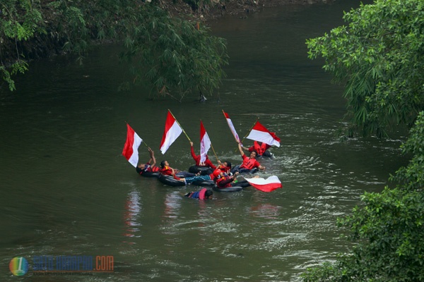 Pengibaran Bendera Merah Putih di Sungai Ciliwung