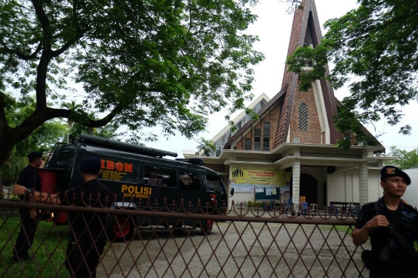Polisi Ledakkan Benda Diduga Bom di Gereja Katolik Medan