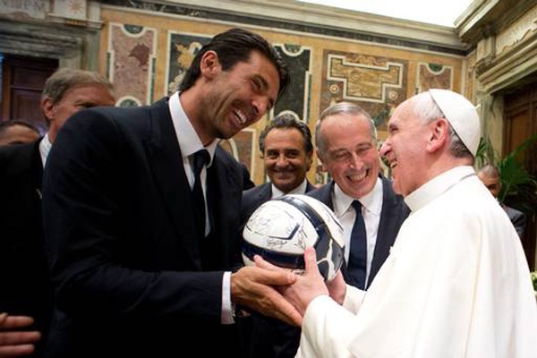 Paus Fransiskus: Sepakbola Alat Persaudaraan dan Komunikasi Antar Pribadi