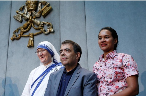 Sembuh dari Infeksi Otak Setelah Berdoa kepada Bunda Teresa
