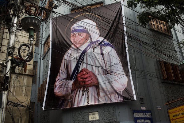 Paus Fransiskus Menobatkan Bunda Teresa Sebagai Santa