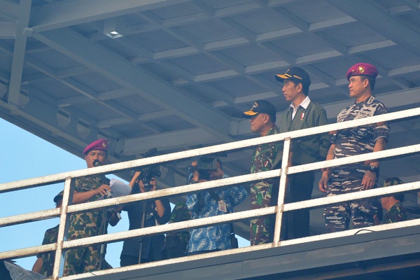 Presiden Jokowi Saksikan Latihan Perang di Situbondo