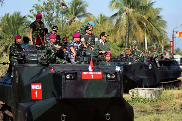 Presiden Jokowi Saksikan Latihan Perang di Situbondo