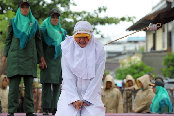 Aceh Hukum Cambuk 13 Pelanggar Syariat Islam