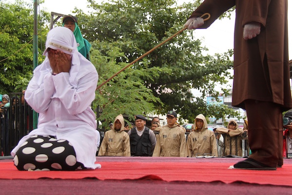 Aceh Hukum Cambuk 13 Pelanggar Syariat Islam