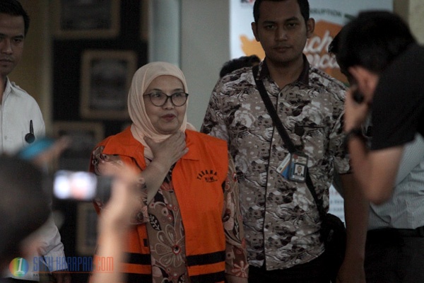 Pemeriksaan Perdana Tersangka Siti Fadilah di KPK