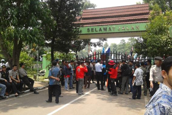 Ribuan Buruh Berunjuk Rasa di Kantor Wali Kota Bekasi