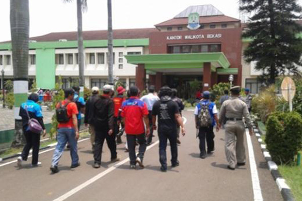 Ribuan Buruh Berunjuk Rasa di Kantor Wali Kota Bekasi