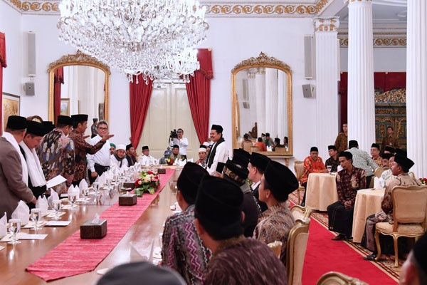 Presiden Jokowi Temui Ulama Banten Lesehan di Istana Negara