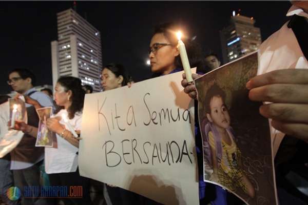 Aksi  Nyalakan Lilin Kedamaian untuk Korban Bom Samarinda