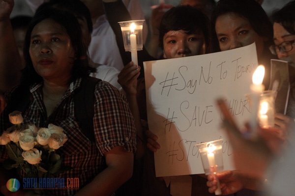 Aksi  Nyalakan Lilin Kedamaian untuk Korban Bom Samarinda