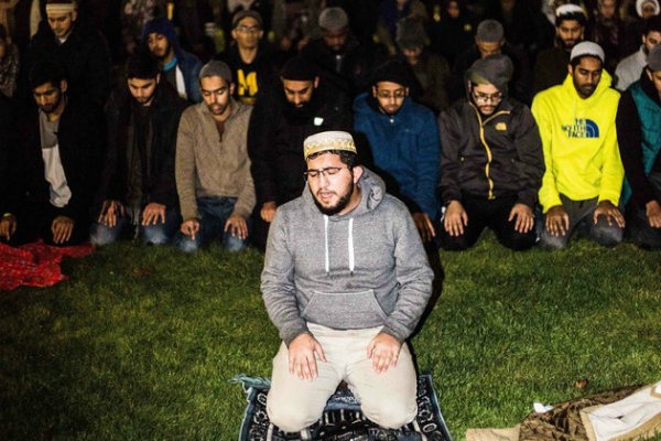 Non-Muslim di Michigan Lindungi Umat Muslim Salat