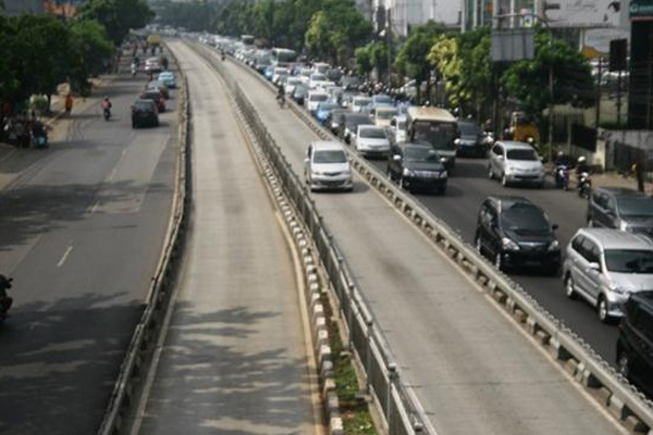 Pemberlakuan Denda Bagi Kendaraan yang Masuk Jalur Busway Belum Efektif