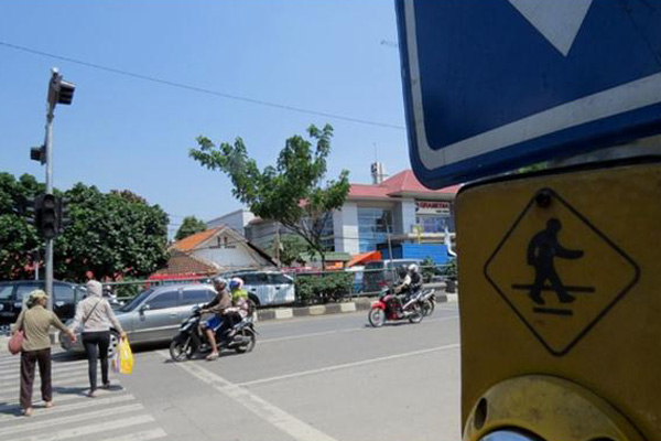 Rambu Penyeberangan Jalan di Depok Tidak Berfungsi