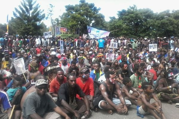 Ribuan Rakyat Pro Referendum Papua Duduki Halaman DPRD 