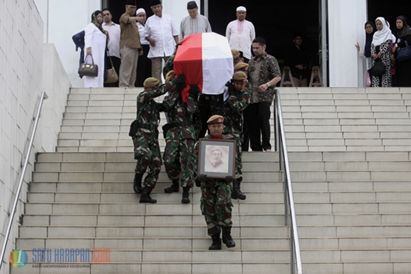 Pemakaman Ma'rie Muhammad Dilakukan secara Militer