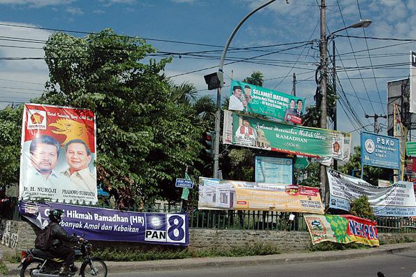 Spanduk di Jalan Dewi Sartika, Depok Semrawut