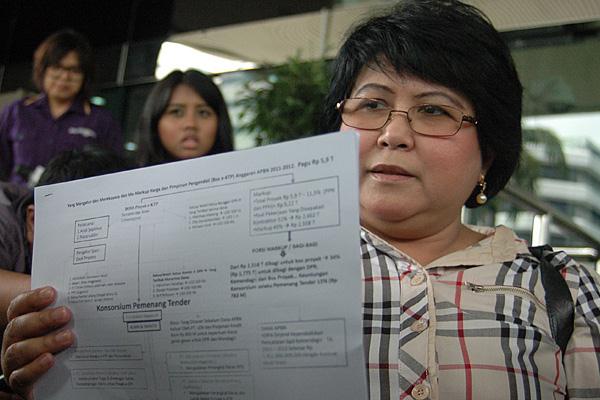 Kuasa Hukum Muhammad Nazaruddin, Elza Syarif Menyerahkan Berkas Kasus E-KTP