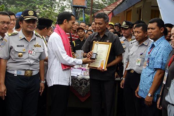 Jokowi Berikan Penghargaan Kepada Pengemudi Teladan Terbaik Tingkat Provinsi DKI