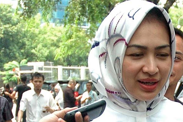  Wali Kota Tangerang Selatan Airin Rachmi Diany Menjenguk Suami di Rutan KPK
