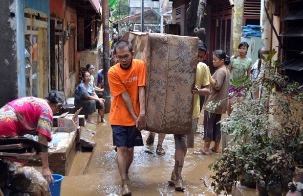 Warga Rawajati Korban Banjir Mulai Bersih-bersih
