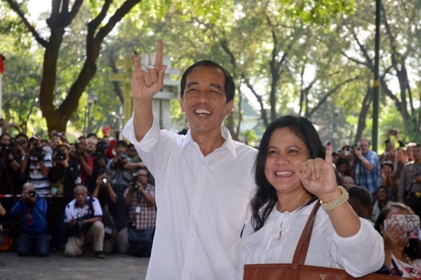 Jokowi Bersama Istri Nyoblos di Taman Suropati