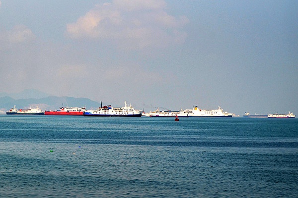 Puluhan Kapal ASDP Antre Bersandar di Pelabuhan Merak
