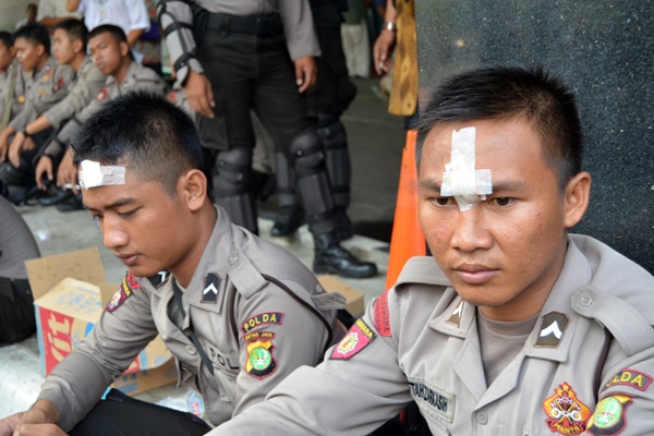 Demo FPI Rusuh, Belasan Polisi Terluka