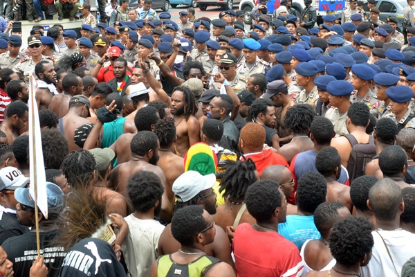 Massa Unjuk Rasa Menuntut Referendum di Papua