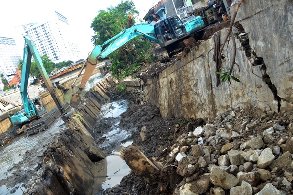Pekerja Perbaiki Tanggul Jebol di Jalan Talang