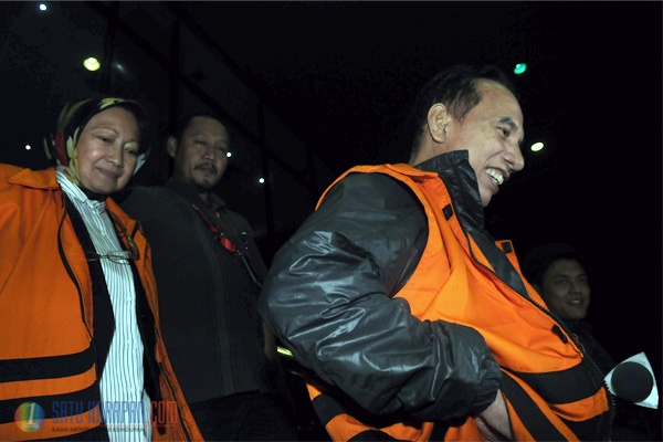 Tersangka Wali Kota Atty Suharti Beserta Suaminya Diperiksa 