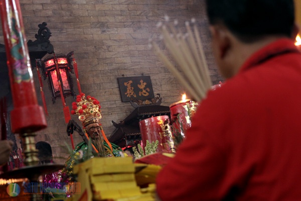 Ibadah Hari Raya Imlek di Vihara Amurva Bhumi Jakarta