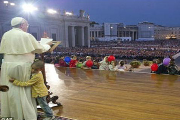 Paus Fransiskus Memeluk Laki-laki Pengidap Elephant Man