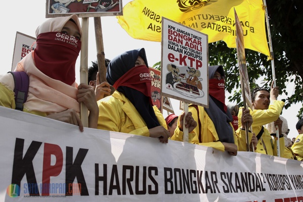 Puluhan Mahasiswa Demo Minta KPK Bongkar Kasus e-KTP