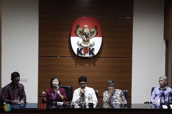 Forum Rektor Indonesia Berikan Lentera Dukung KPK Usut E-KTP