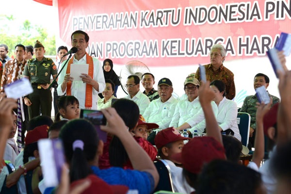 Presiden Jokowi Bagikan Bansos Nontunai di Sambas Kalbar