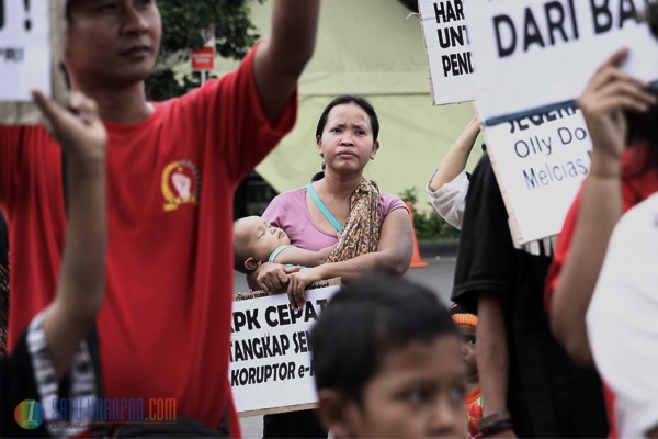 Puluhan Massa Demo Minta KPK Usut Kasus e-KTP 