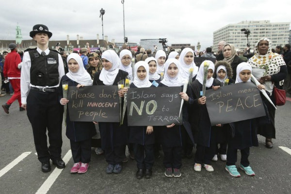 Polisi-Pemuda Muslim London Bergandeng Tangan Peringati Serangan London