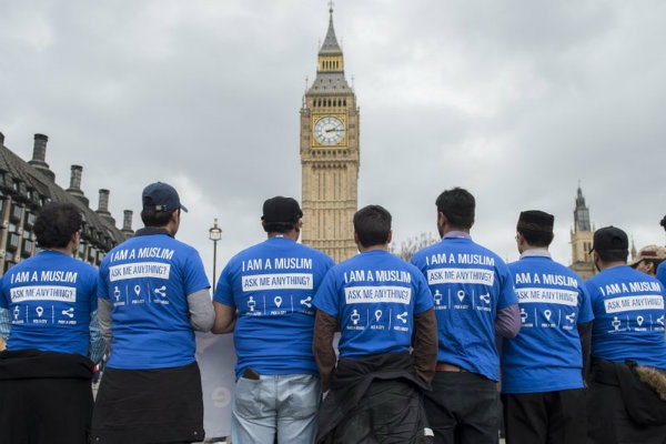 Polisi-Pemuda Muslim London Bergandeng Tangan Peringati Serangan London