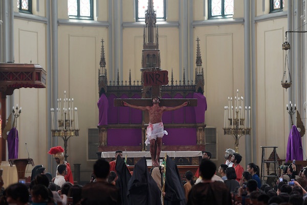 Umat Katolik Ikuti Jalan Salib Jelang Paskah
