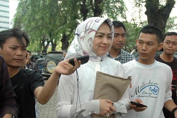  Wali Kota Tangerang Selatan Airin Rachmi Diany Menjenguk Suami di Rutan KPK