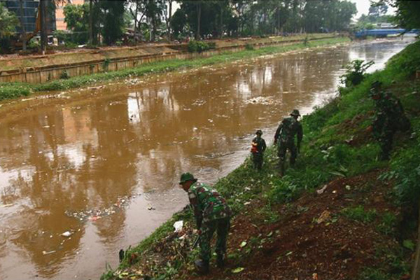 TNI dan Masyarakat Kerja Bakti Bersihkan Sungai