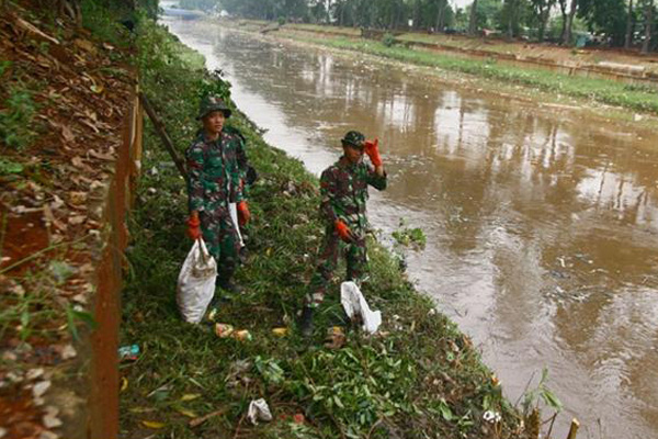 TNI dan Masyarakat Kerja Bakti Bersihkan Sungai