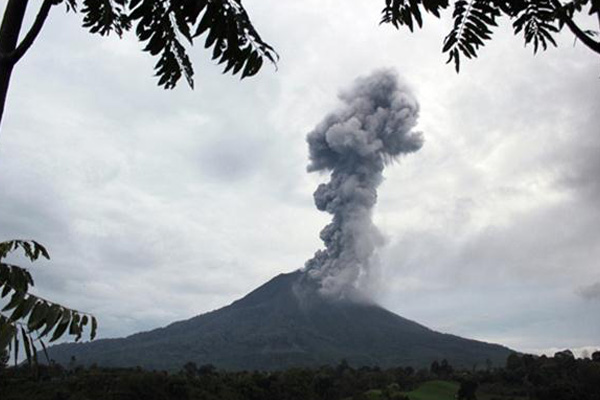 Mardinding Diselimuti Abu Gunung Sinabung