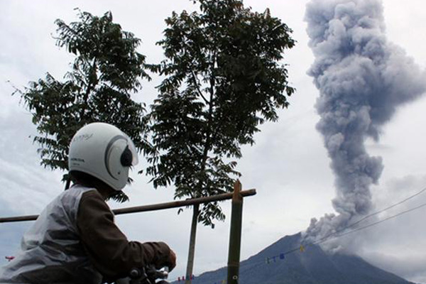 Mardinding Diselimuti Abu Gunung Sinabung