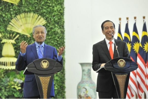 Gaya Mahathir dan Jokowi Buka Sepatu Sebelum Salat