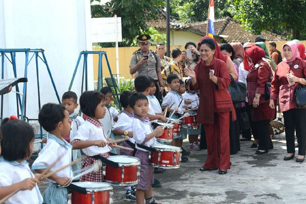 Ibu Negara Menyanyi Bersama Anak-anak PAUD di Klaten