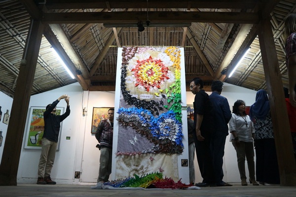 Lima Seniman-Perupa “Ngunduh Panenan” di Kembang Jati Art House